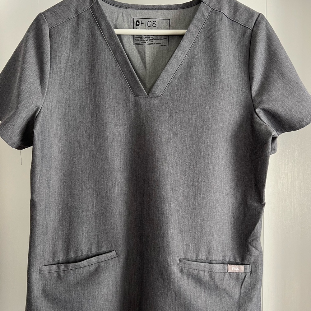 FIGS Casma Three-Pocket Scrub Top in S